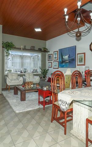 Casa à venda com 278m², 4 quartos e 4 vagasSala