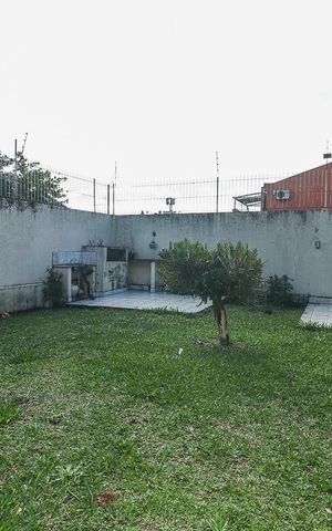 Casa à venda com 278m², 4 quartos e 4 vagasFundos