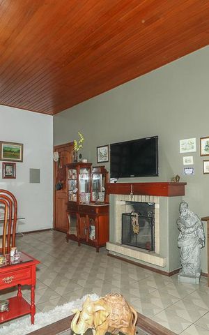 Casa à venda com 278m², 4 quartos e 4 vagasSala