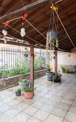 Casa à venda com 360m², 4 quartos e 4 vagas Casa à venda com 360m², 4 quartos e 4 vagasVaranda