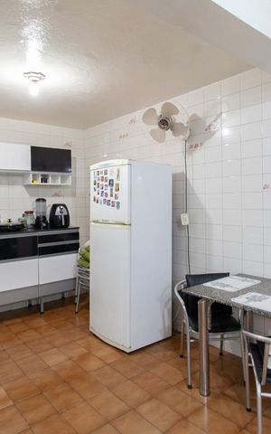 Casa à venda com 360m², 4 quartos e 4 vagas Casa à venda com 360m², 4 quartos e 4 vagasCozinha
