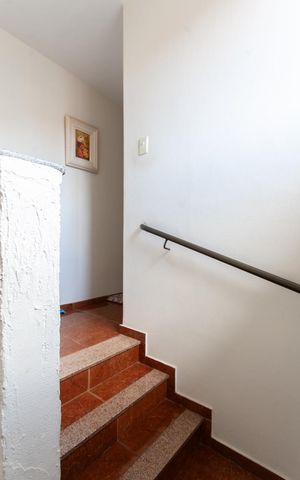 Casa à venda com 360m², 4 quartos e 4 vagas Casa à venda com 360m², 4 quartos e 4 vagasEscada