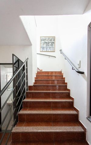 Casa à venda com 360m², 4 quartos e 4 vagas Casa à venda com 360m², 4 quartos e 4 vagasEscada