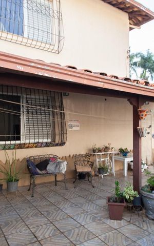 Casa à venda com 360m², 4 quartos e 4 vagas Casa à venda com 360m², 4 quartos e 4 vagasFachada