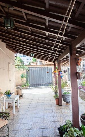Casa à venda com 360m², 4 quartos e 4 vagas Casa à venda com 360m², 4 quartos e 4 vagasVaranda