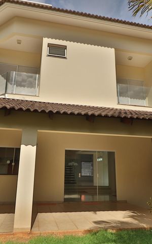 Casa para alugar com 420m², 4 quartos e 4 vagasFachada