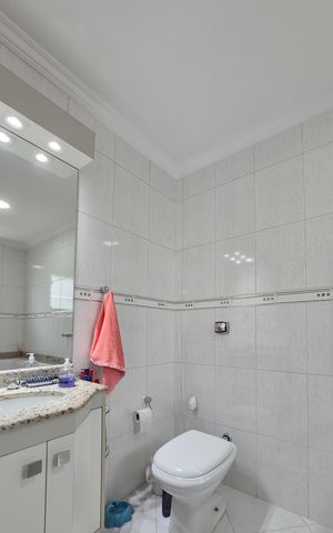 Casa à venda com 217m², 3 quartos e 5 vagasBanheiro da Suíte 1