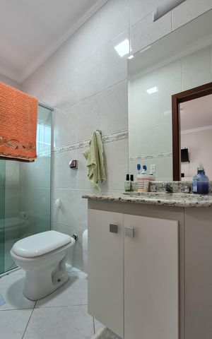 Casa à venda com 217m², 3 quartos e 5 vagasBanheiro da Suíte 2