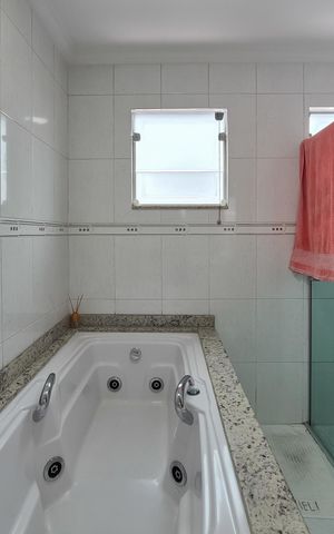 Casa à venda com 217m², 3 quartos e 5 vagasBanheiro da Suíte 1