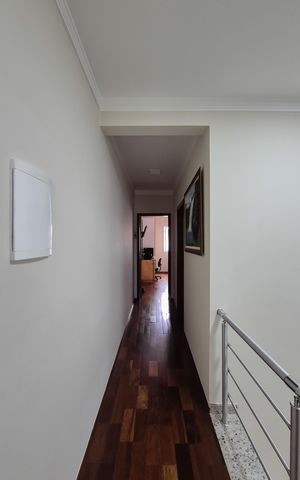 Casa à venda com 217m², 3 quartos e 5 vagasacesso aos quartos