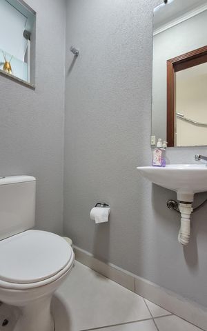 Casa à venda com 217m², 3 quartos e 5 vagasBanheiro 2