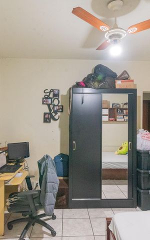 Casa à venda com 180m², 2 quartos e 5 vagas Casa à venda com 180m², 2 quartos e 5 vagasEdícila