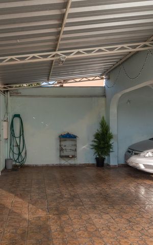 Casa à venda com 180m², 2 quartos e 5 vagas Casa à venda com 180m², 2 quartos e 5 vagasGaragem
