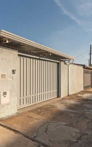 Casa à venda com 180m², 2 quartos e 5 vagas Casa à venda com 180m², 2 quartos e 5 vagasFachada