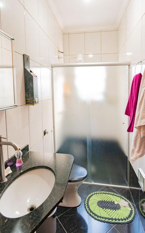 Casa à venda com 180m², 2 quartos e 5 vagas Casa à venda com 180m², 2 quartos e 5 vagasBanheiro