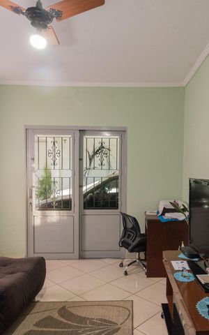 Casa à venda com 180m², 2 quartos e 5 vagas Casa à venda com 180m², 2 quartos e 5 vagasSala