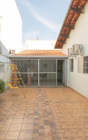 Casa à venda com 180m², 2 quartos e 5 vagas Casa à venda com 180m², 2 quartos e 5 vagasQuintal
