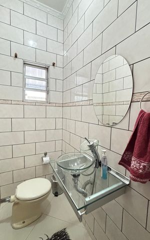 Casa à venda com 225m², 3 quartos e 4 vagas Casa à venda com 225m², 3 quartos e 4 vagasLavabo