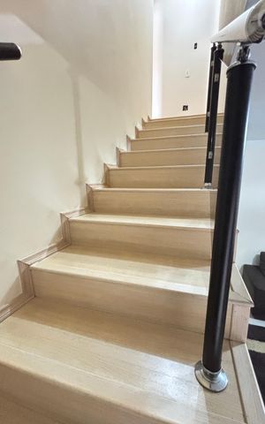 Casa à venda com 225m², 3 quartos e 4 vagas Casa à venda com 225m², 3 quartos e 4 vagasEscada
