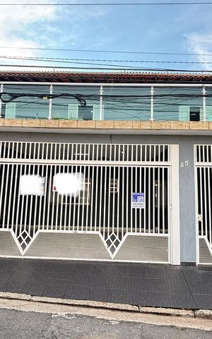 Casa à venda com 225m², 3 quartos e 4 vagas Casa à venda com 225m², 3 quartos e 4 vagasFachada