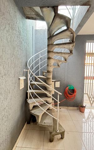 Casa à venda com 225m², 3 quartos e 4 vagas Casa à venda com 225m², 3 quartos e 4 vagasEscada
