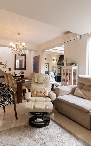 Casa de condomínio à venda com 240m², 3 quartos e 3 vagas Casa de condomínio à venda com 240m², 3 quartos e 3 vagasSala