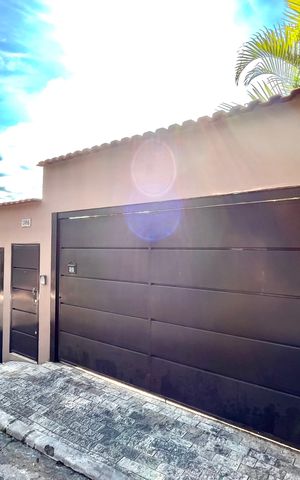Casa à venda com 270m², 4 quartos e 4 vagas Casa à venda com 270m², 4 quartos e 4 vagasFachada