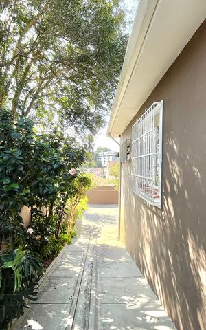 Casa à venda com 270m², 4 quartos e 4 vagas Casa à venda com 270m², 4 quartos e 4 vagasÁrea externa