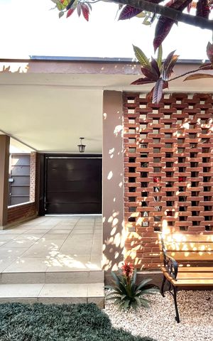 Casa à venda com 270m², 4 quartos e 4 vagas Casa à venda com 270m², 4 quartos e 4 vagasJardim