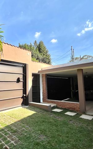 Casa à venda com 270m², 4 quartos e 4 vagas Casa à venda com 270m², 4 quartos e 4 vagasGaragem