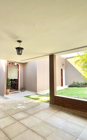 Casa à venda com 270m², 4 quartos e 4 vagas Casa à venda com 270m², 4 quartos e 4 vagasGaragem