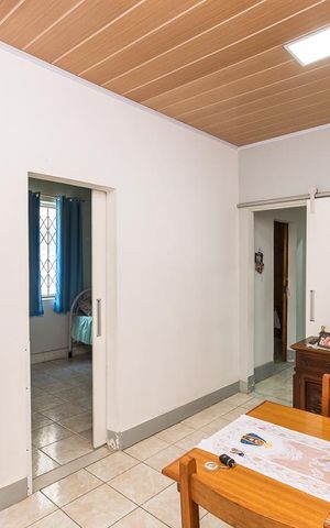 Casa à venda com 600m², 2 quartos e 3 vagas Casa à venda com 600m², 2 quartos e 3 vagasSala