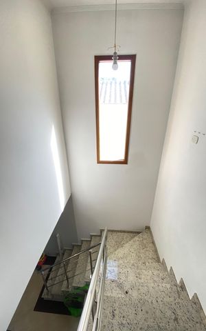 Casa à venda com 158m², 4 quartos e 2 vagas Casa à venda com 158m², 4 quartos e 2 vagasEscada