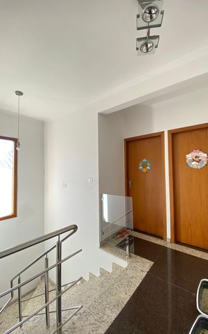 Casa à venda com 158m², 4 quartos e 2 vagas Casa à venda com 158m², 4 quartos e 2 vagasEscada