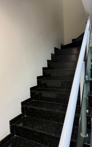 Casa de condomínio à venda com 130m², 3 quartos e 2 vagas Casa de condomínio à venda com 130m², 3 quartos e 2 vagasEscadas