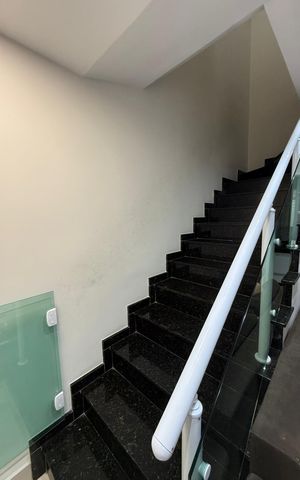 Casa de condomínio à venda com 130m², 3 quartos e 2 vagas Casa de condomínio à venda com 130m², 3 quartos e 2 vagasEscadas