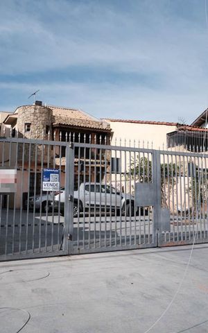 Casa para alugar com 308m², 3 quartos e 13 vagasFachada
