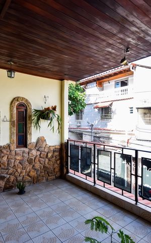Casa de condomínio à venda com 243m², 5 quartos e 3 vagas Casa de condomínio à venda com 243m², 5 quartos e 3 vagasVaranda