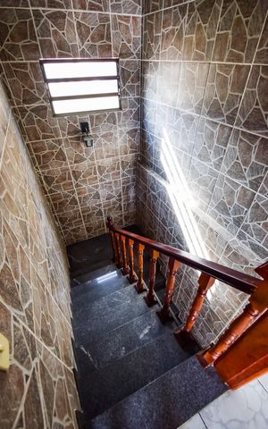 Casa de condomínio à venda com 243m², 5 quartos e 3 vagas Casa de condomínio à venda com 243m², 5 quartos e 3 vagasEscada