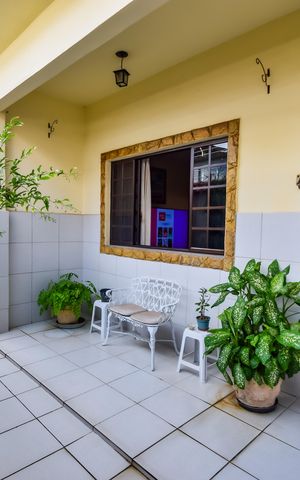 Casa de condomínio à venda com 243m², 5 quartos e 3 vagas Casa de condomínio à venda com 243m², 5 quartos e 3 vagasVaranda