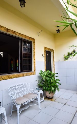 Casa de condomínio à venda com 243m², 5 quartos e 3 vagas Casa de condomínio à venda com 243m², 5 quartos e 3 vagasVaranda