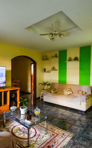 Casa de condomínio à venda com 243m², 5 quartos e 3 vagas Casa de condomínio à venda com 243m², 5 quartos e 3 vagasSala