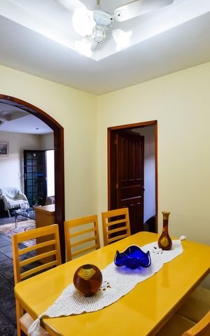 Casa de condomínio à venda com 243m², 5 quartos e 3 vagas Casa de condomínio à venda com 243m², 5 quartos e 3 vagasSala de Jantar
