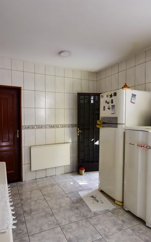 Casa de condomínio à venda com 243m², 5 quartos e 3 vagas Casa de condomínio à venda com 243m², 5 quartos e 3 vagasCozinha