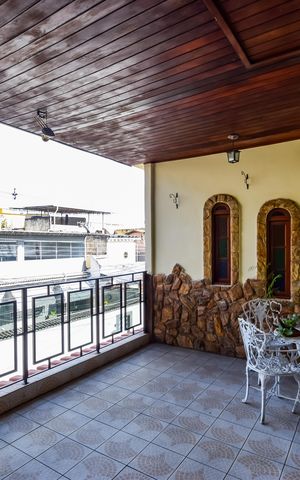Casa de condomínio à venda com 243m², 5 quartos e 3 vagas Casa de condomínio à venda com 243m², 5 quartos e 3 vagasVaranda