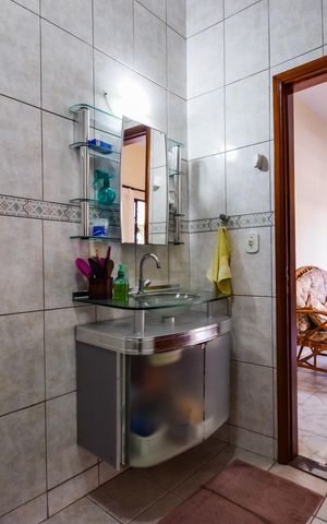 Casa de condomínio à venda com 243m², 5 quartos e 3 vagas Casa de condomínio à venda com 243m², 5 quartos e 3 vagasBanheiro do Quarto 4 - Suíte (Reversível)