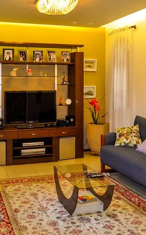 Casa à venda com 244m², 5 quartos e 5 vagas Casa à venda com 244m², 5 quartos e 5 vagasSala