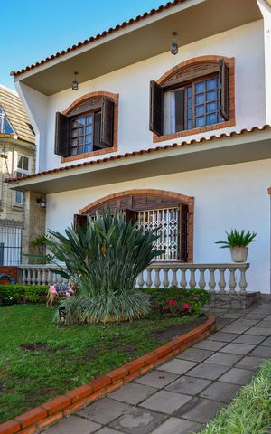 Casa à venda com 244m², 5 quartos e 5 vagas Casa à venda com 244m², 5 quartos e 5 vagasÁrea comum