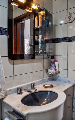 Casa à venda com 244m², 5 quartos e 5 vagas Casa à venda com 244m², 5 quartos e 5 vagasBanheiro Social 3