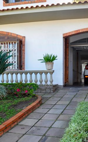Casa à venda com 244m², 5 quartos e 5 vagas Casa à venda com 244m², 5 quartos e 5 vagasÁrea comum